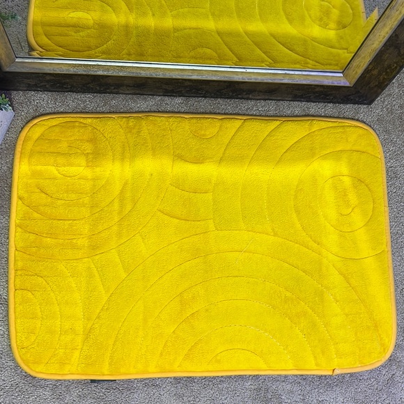 1 YELLOW FOAM BATH MATT - Picture 1 of 5